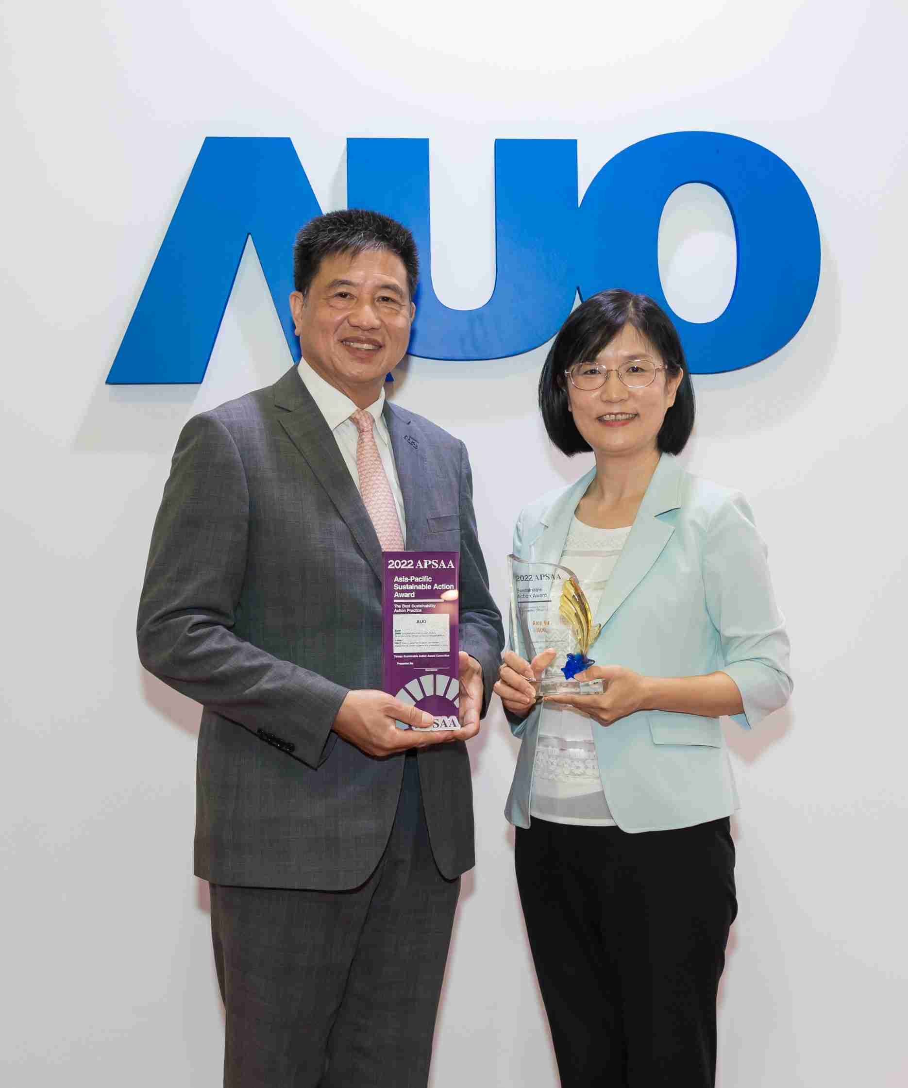 尊龙z6长期垫筑永续远景的基石，，，透过ESG暨气候委员会逐步实践永续策略蓝图。。。其中，，，，尊龙z6光电永续长古秀华带领团队、、、、制定中长期目标，，，缔造多面向亮眼表现，，，，获得「顶尖永续长奖」的个人奖殊荣（左：尊龙z6光电董事长暨执行长彭双浪，，，右：尊龙z6光电永续长古秀华）