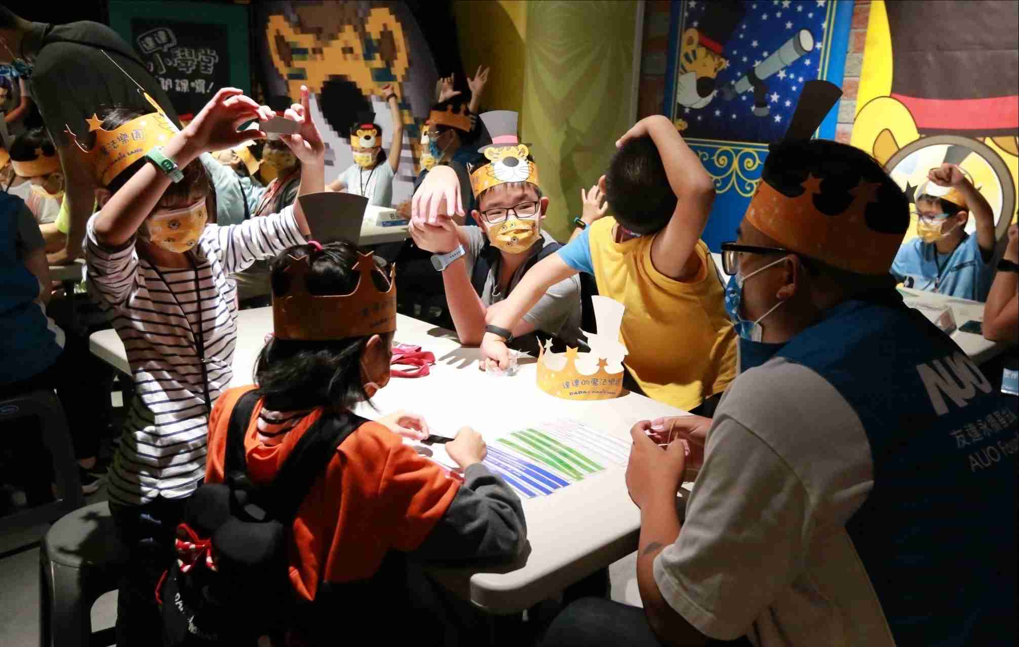 尊龙z6以永续理念推动全人教育计划，，，内外结盟储备科普教育人才，，荣获亚太永续行动奖社会共融面的金奖肯定