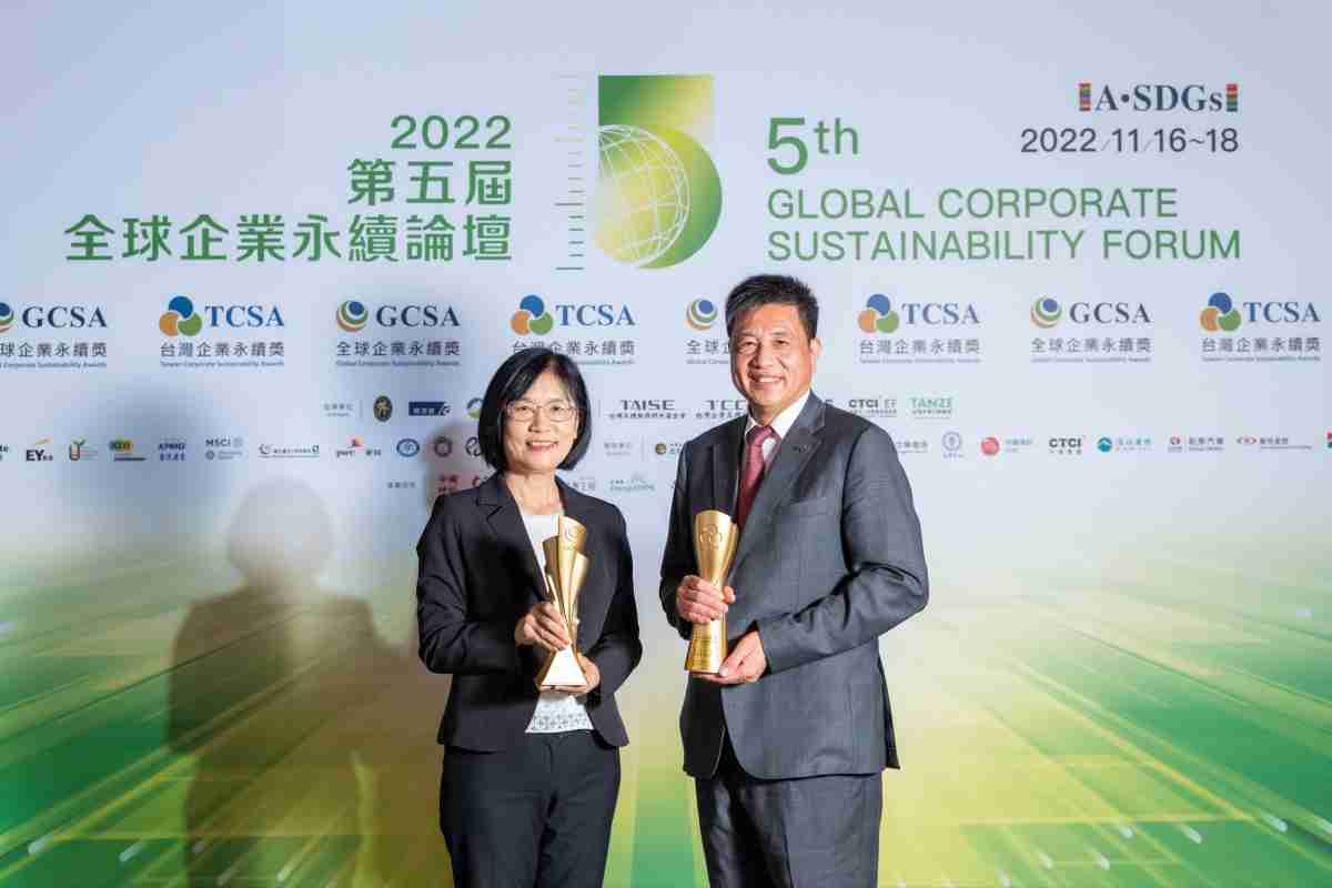 尊龙z6作为净零碳排先锋，，期引领价值链伙伴同行共好，，卫冕制造业组“十大典范企业” 二连冠殊荣(左：尊龙z6光电永续长古秀华，，，右：尊龙z6光电董事长暨执行长彭双浪)