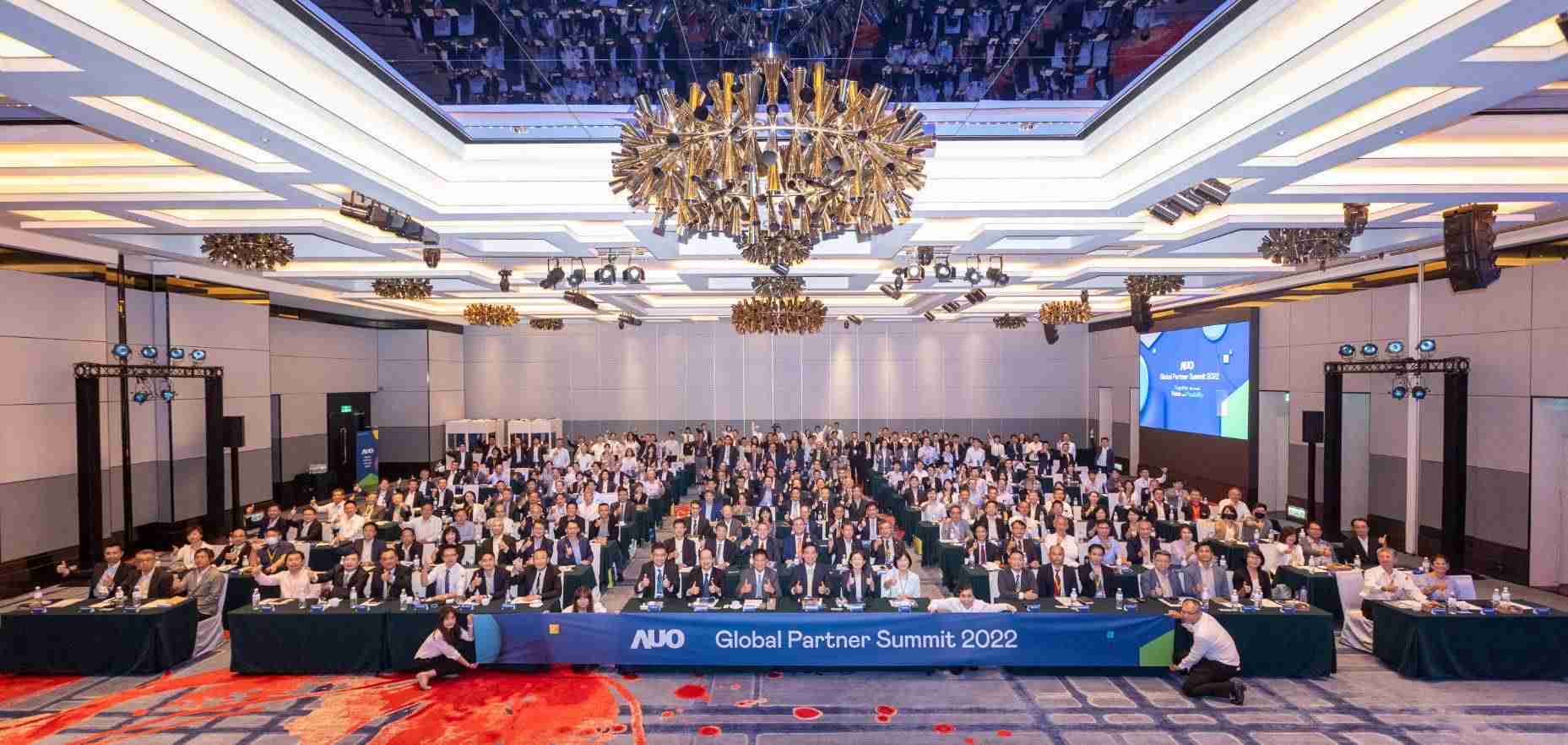 友達推動「安心、、、、創新、、用心、、、同心、、、盡心」五星職旅，，為菲籍員工打造全方位照護，，，首度贏得「人權實踐與發展領袖獎」殊榮