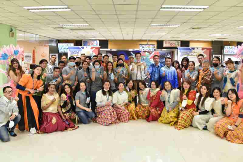 友達推動「安心、、、、創新、、、用心、、、同心、、盡心」五星職旅，，，，為菲籍員工打造全方位照護，，，首度贏得「人權實踐與發展領袖獎」殊榮