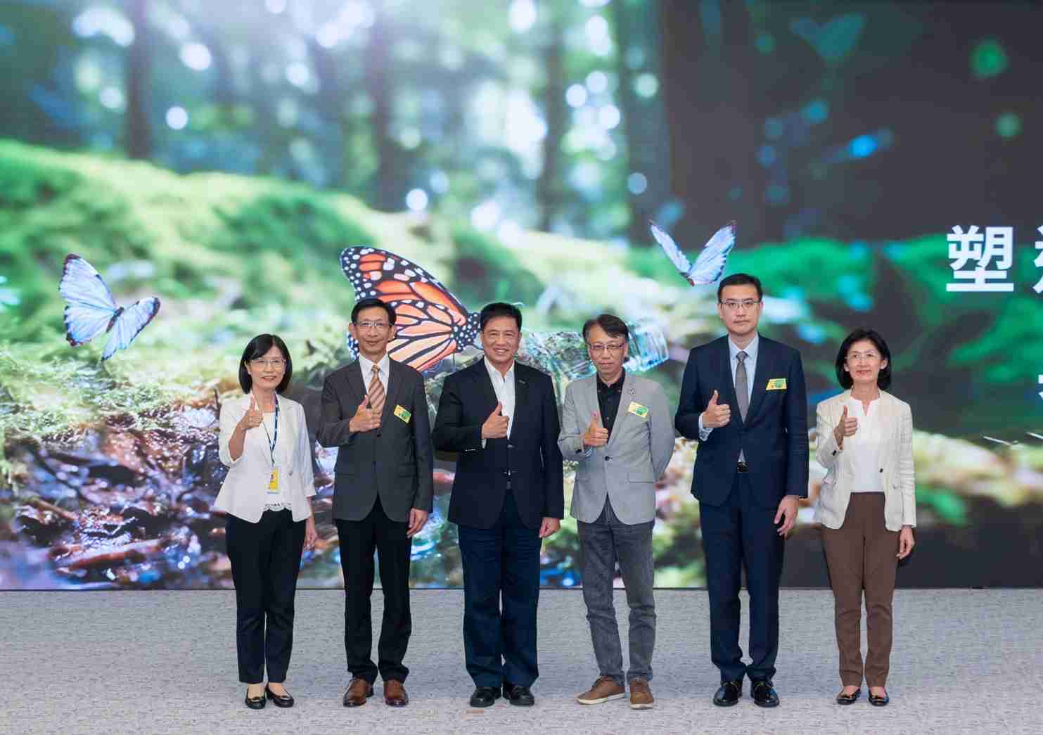 友達2023 CSR共榮大會，，，邀請領域專家分享交流生物多樣性管理趨勢、、、無塑產品、、、、海廢永續塑料等議題  （圖左到右：友達光電永續長古秀華、、、3M台灣技術長陳君杰、、、、友達光電董事長暨集團策略長彭双浪、、光寶科技企業永續發展處處長陳慶暉、、、安永聯合會計師事務所執業會計師曾于哲、、、友達光電供應鏈總部副總經理吳宜芳）