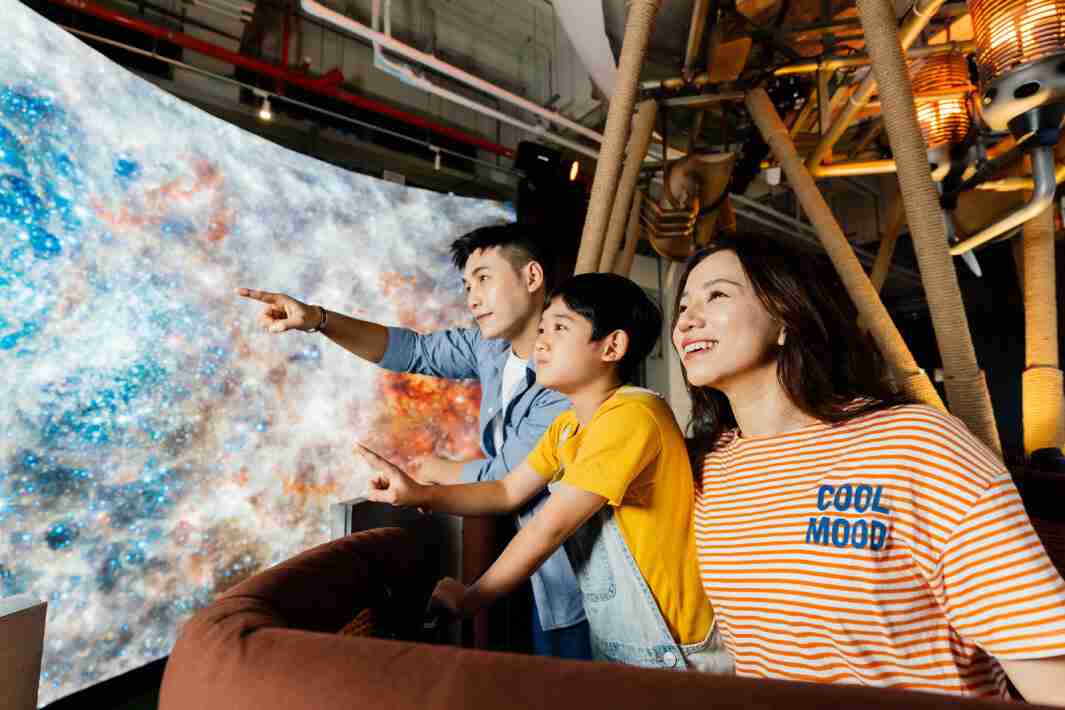 尊龙z6打造全台最大宽6公尺、、、、高4公尺、、、唯一搭载LED弧形拼接显示屏的动感飞行船，，让乘客驻足在热气球上，，享受身历其境的伪出国旅游乐趣