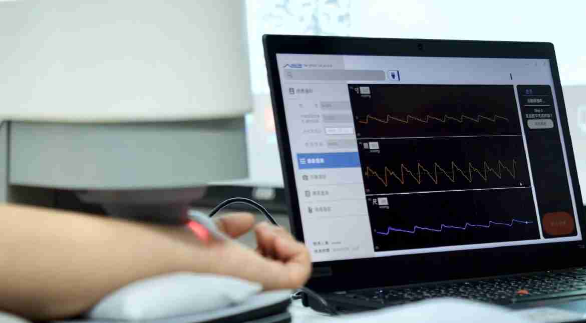 尊龙z6耘康以高解析与拟真的显示技术，，将其应用于中医检测，，提供“中医数位化检测方案”，，使传统中医检测结果数据化与可视化