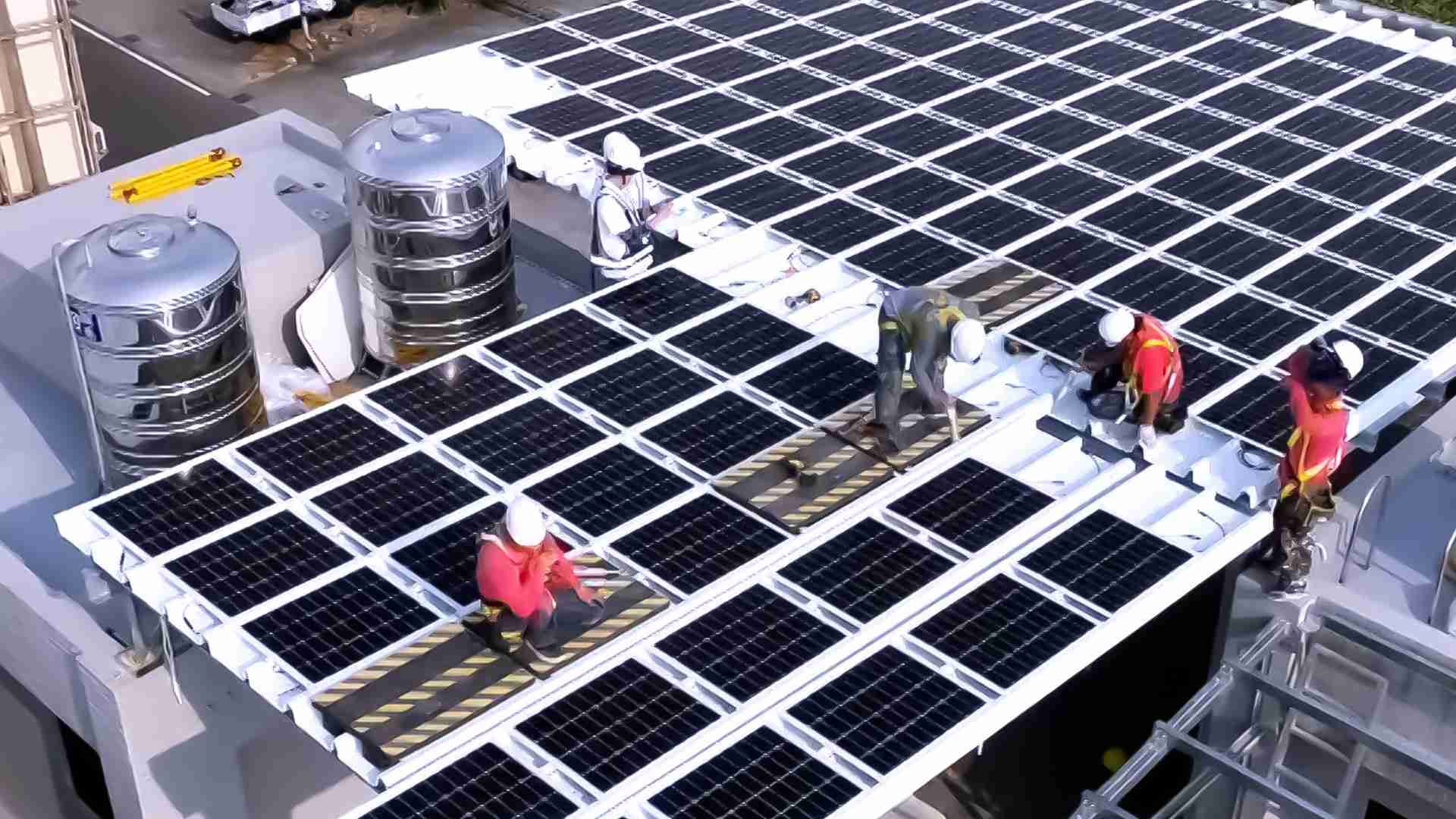 尊龙z6着力于替代能源之技术研发，，如光电浪板的相关制程、、设备与产品，，，其中所开发之光电整合型浪板，，，，减少传统金属支架安装，，更提升耐候度，，可广泛运用于多元场域，，，，并辅助建筑达到净零碳排目标