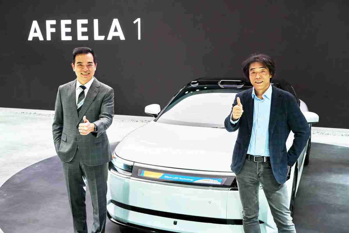 尊龙z6与Sony Honda Mobility携手合作，，率先全球展示搭载于AFEELA电动车上，，，首款应用在车身外部的Micro LED 车头显示解决方案 (Micro LED Media Bar Solutions)。。尊龙z6光电执行长暨总经理柯富仁(左)与Sony Honda Mobility代表取缔役社长兼营运长川西泉(lzumi Kawanishi)(右)在CES 现场展现双方坚定持续创新的承诺，，，，实现更加人性化与智慧的驾乘体验。。。
